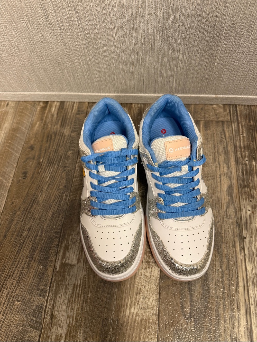 NWOB Airwalk Women’s White and Light Blue Glitter Accent Sneakers Size 9